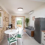 Lagadia Stone House شقة *